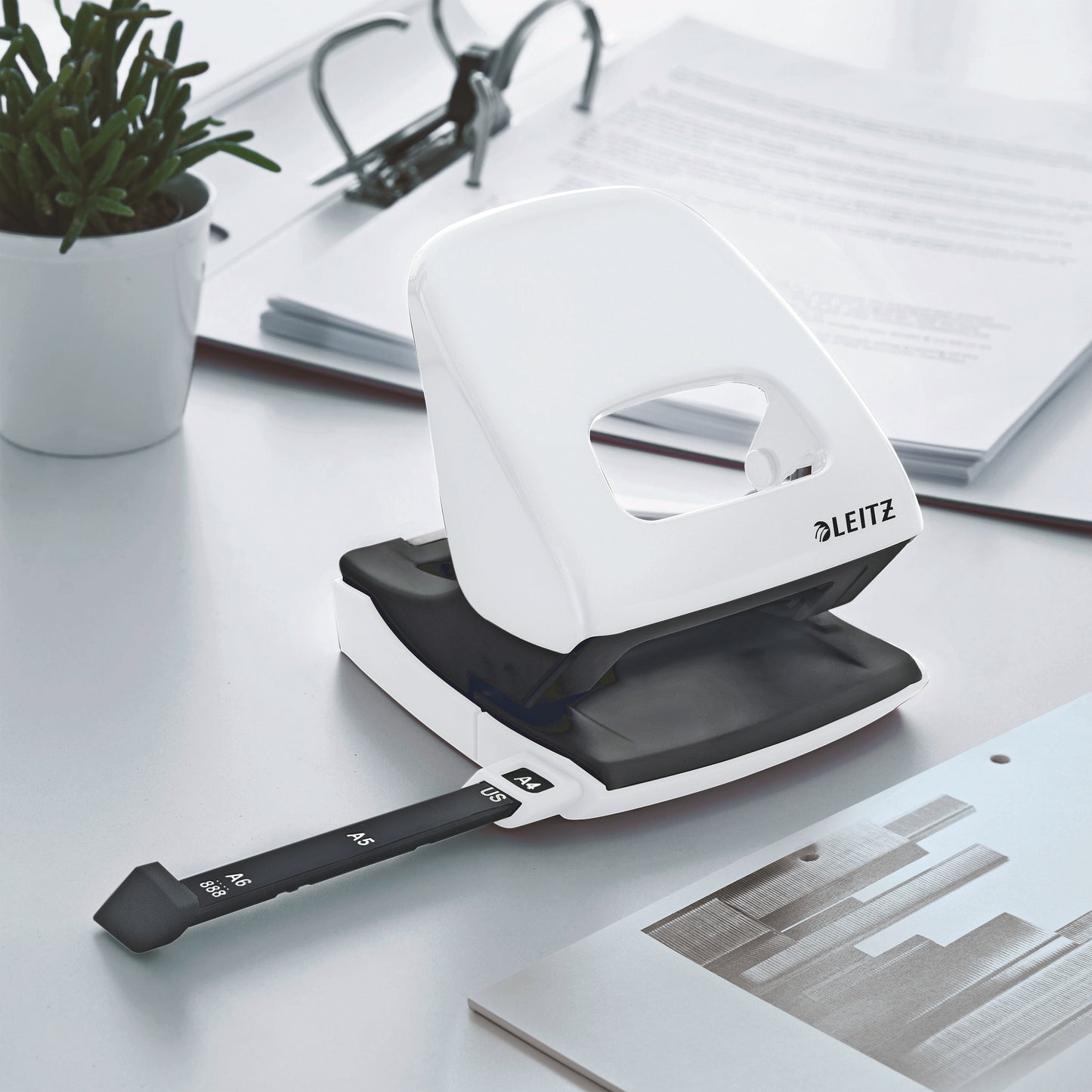 Leitz Hole Punch WOW 5008 Metal 2-hole / 30sheets