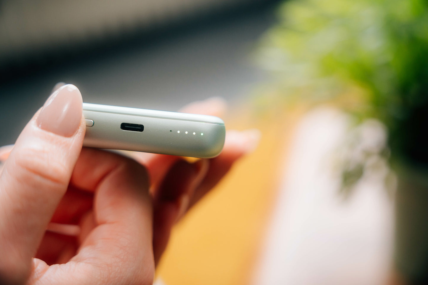 Verbatim Charge 'n' Go Magnetic Wireless Power Bank 10000mAh Green