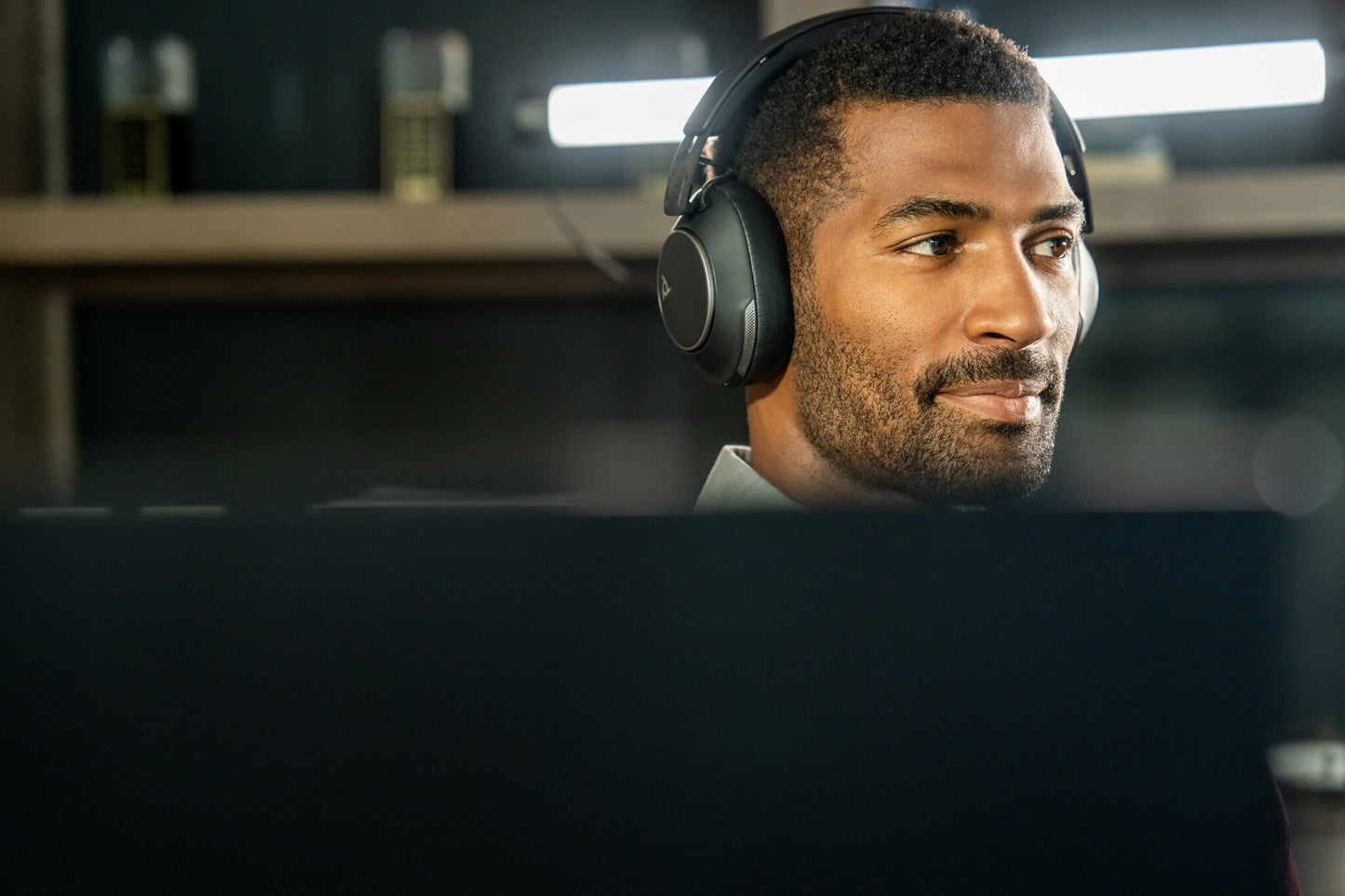 POLY Voyager Surround 80 UC USB-C Headset +USB-C/A Adapter