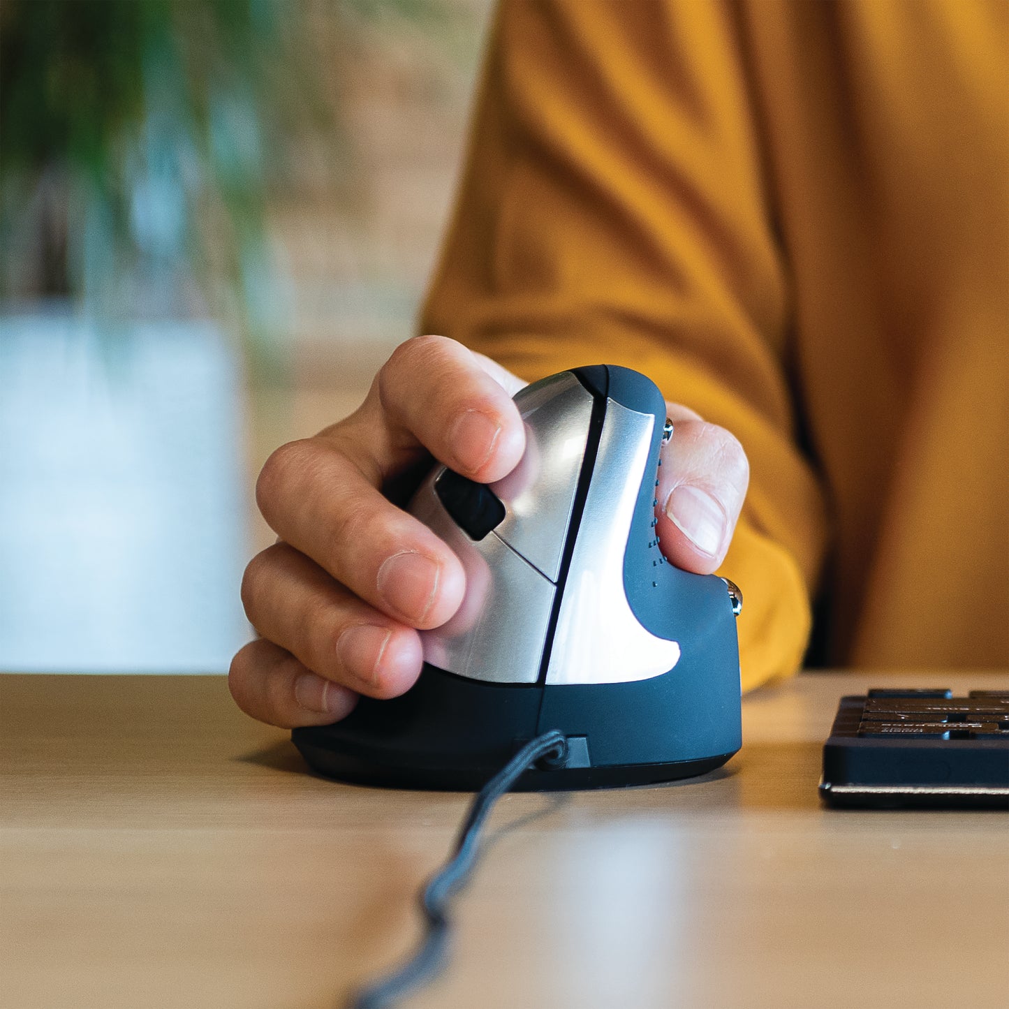 R-GO HE Ergonomic Vertical Wired Mouse Medium Right Hand RGOHE