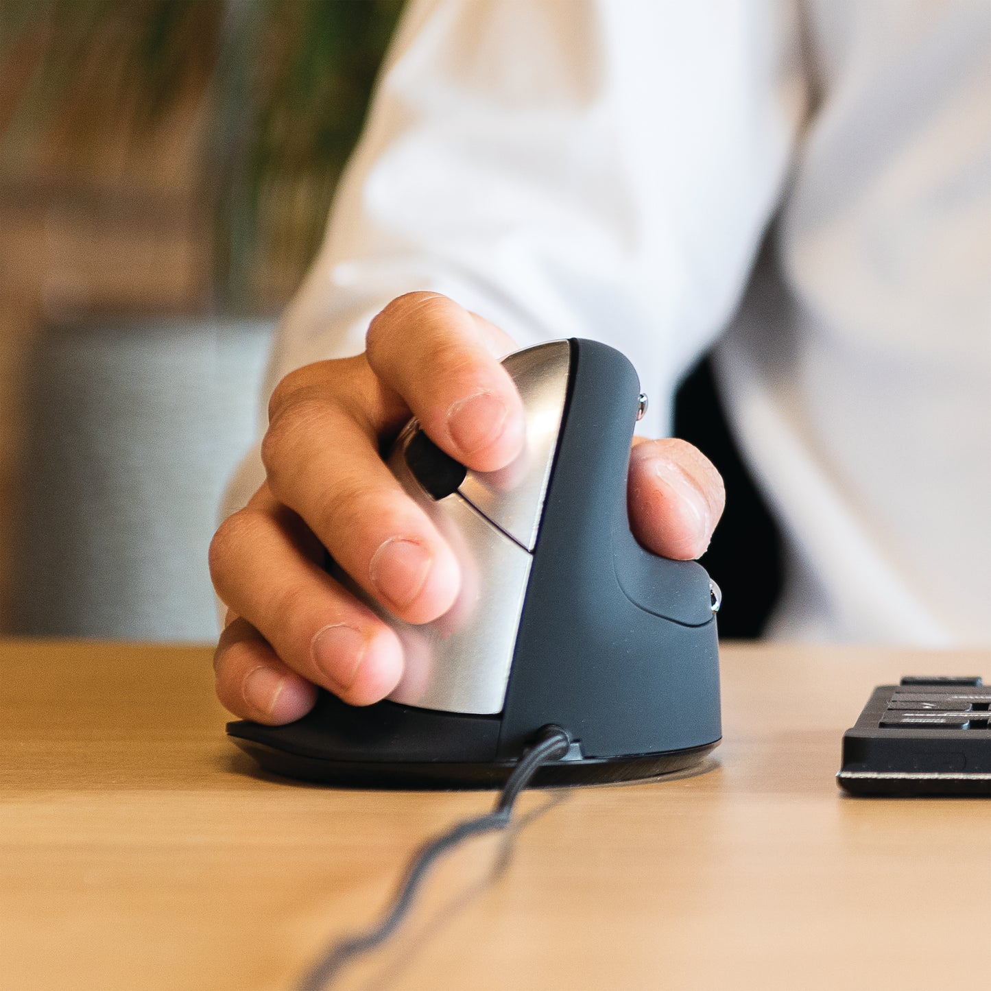 R-GO HE Break Ergonomic Vertical Wired Mouse Large Right Hand RGOBRHEMLR